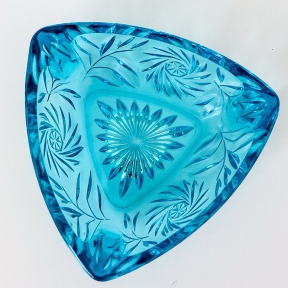Vintage Hazel Atlas Vibrant Aqua Blue Triangle Cut Pressed Glass Ashtray Decor - Picture 1 of 11